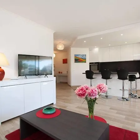 아파트 3-room With Terrace In Palm *